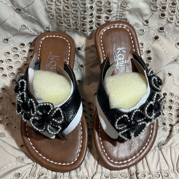 NWT/NIB Kalli children’s sandals with flowers Black size 7 - Picture 2 of 4